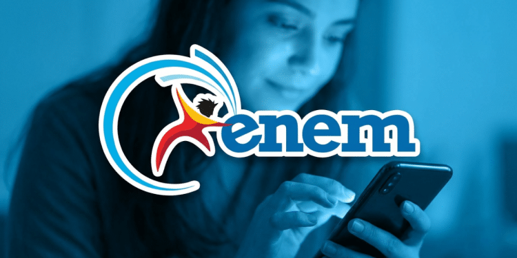 Jovem acessando informações do Enem pelo celular em ambiente moderno.