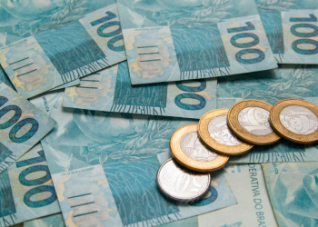 Notas de cem reais e moedas de um real.