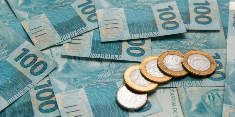 Notas de cem reais e moedas de um real.