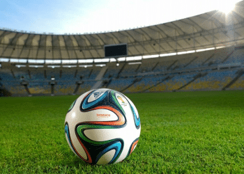 Bola no meio do campo de futebol.