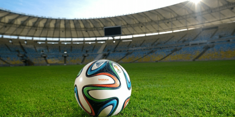 Bola no meio do campo de futebol.