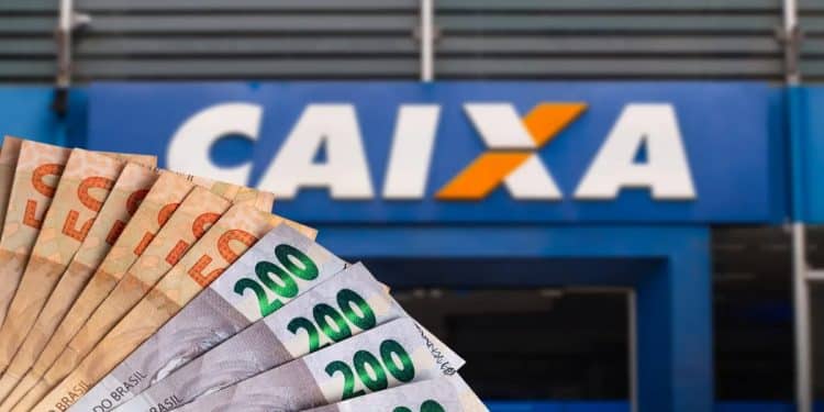 Leque de notas de R$ 50 e R$ 200 em frente a uma agência da Caixa, em imagem que ilustra o pagamento do Abono Salarial PIS/Pasep de 2026