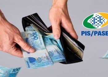 Mãos retirando notas de R$ 100 de uma carteira ao lado do logotipo do PIS/Pasep representando o pagamento do abono salarial