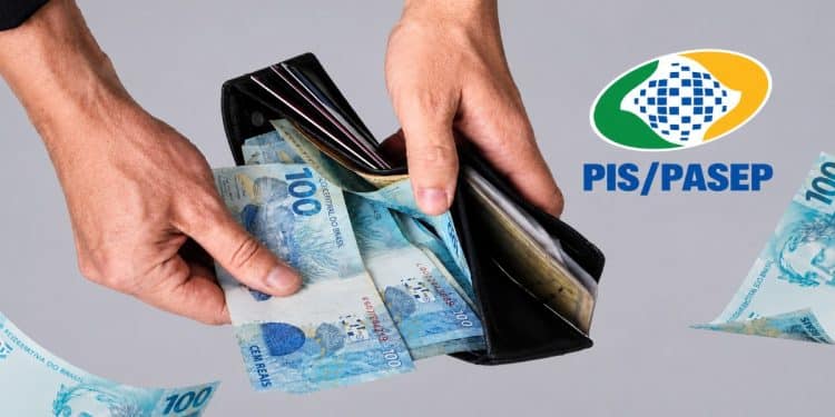 Mãos retirando notas de R$ 100 de uma carteira ao lado do logotipo do PIS/Pasep representando o pagamento do abono salarial