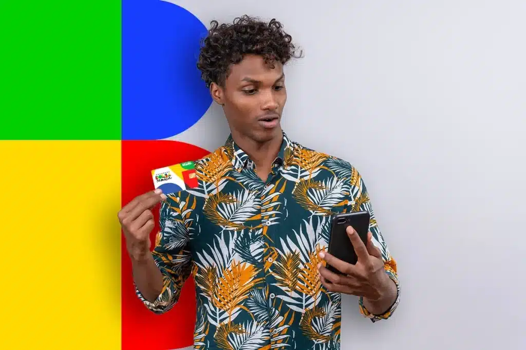 Beneficiário segurando cartão do Bolsa Família e celular, representando o acompanhamento e a movimentação dos pagamentos pelo app CAIXA Tem.