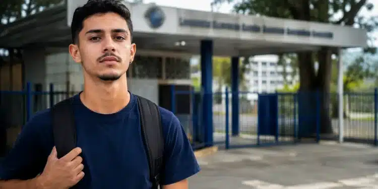Estudante em frente a faculdade, representando o período de adesão das instituições ao Fies.