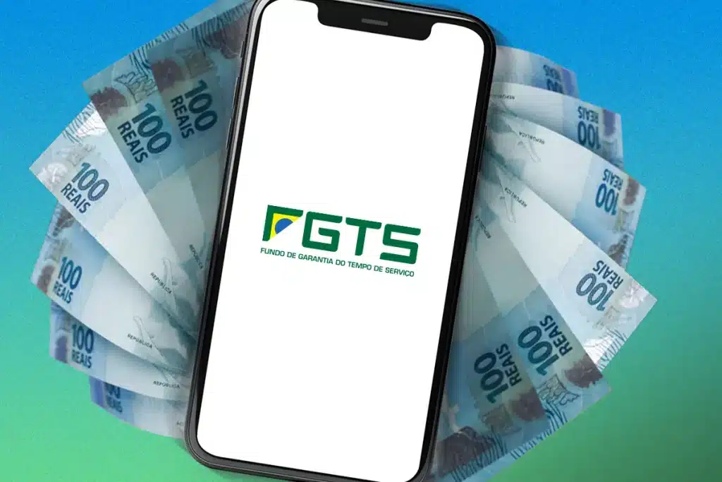 Tela de celular com aplicativo FGTS exibido e cédulas de real ao fundo, ilustrando solicitação do Saque Calamidade.