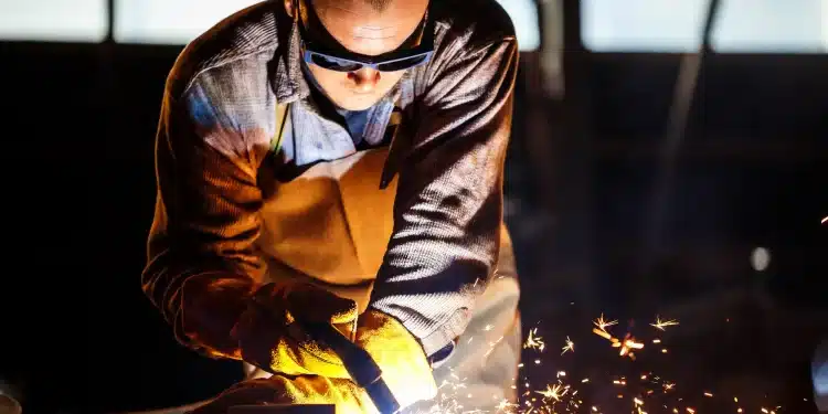 Profissional de soldagem usando equipamento de proteção, simbolizando trabalhadores expostos a riscos que podem solicitar aposentadoria especial do INSS.