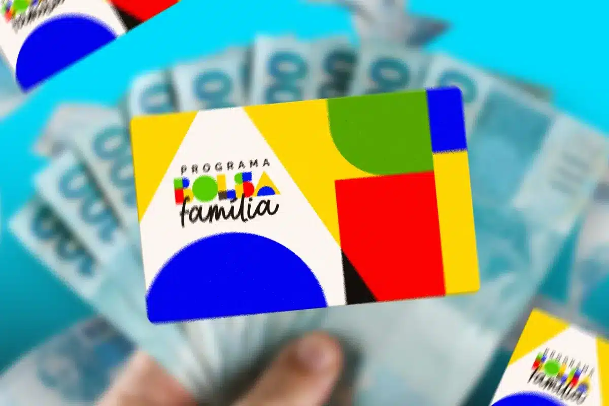 Cartão do Bolsa Família com cédulas de dinheiro ao fundo, representando os critérios de recebimento do benefício.