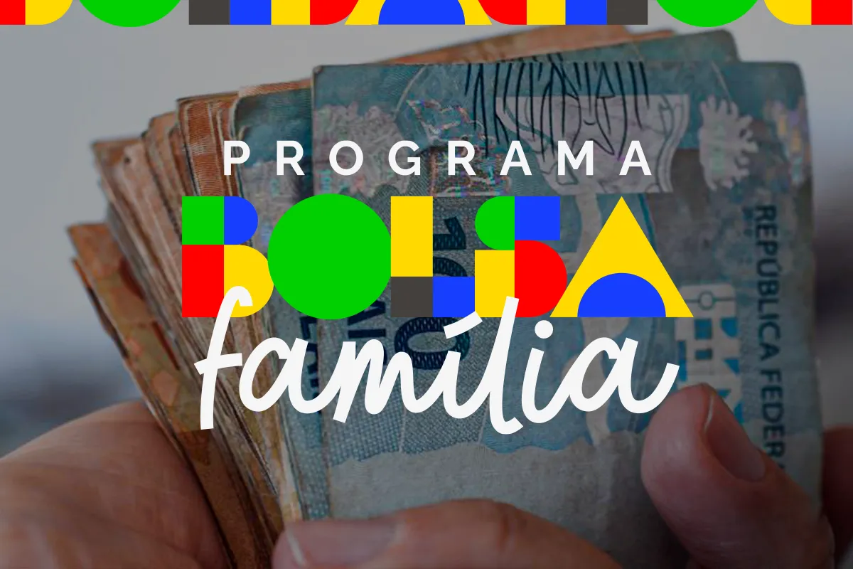 Mãos segurando cédulas de real sobre a identidade visual do Bolsa Família