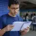 Estudante universitário de licenciatura consultando calendário, representando o acompanhamento dos prazos do Pé-de-Meia Licenciaturas 2026.