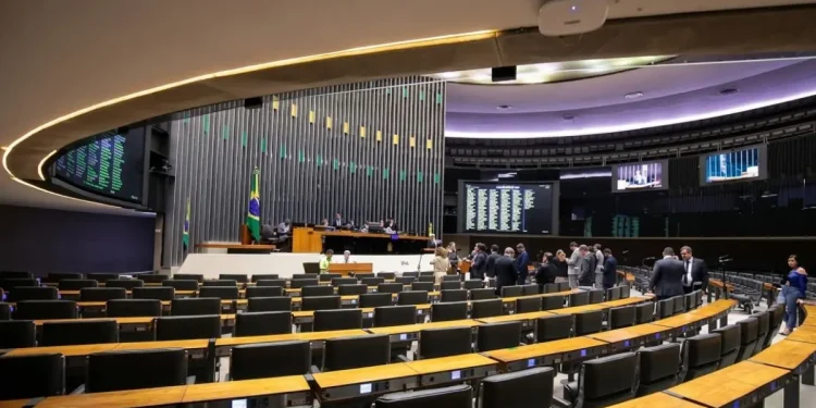 Plenário da Câmara dos Deputados com deputados reunidos, relacionado a novos pisos salariais para garçons, frentistas e auxiliares administrativos.