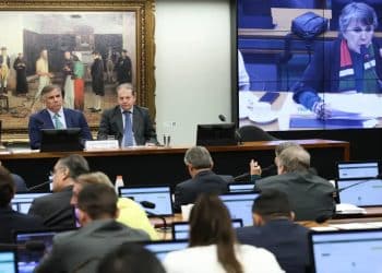 Mesa da CCJ durante a análise do parecer que reduz a maioridade penal para 16 anos na Câmara