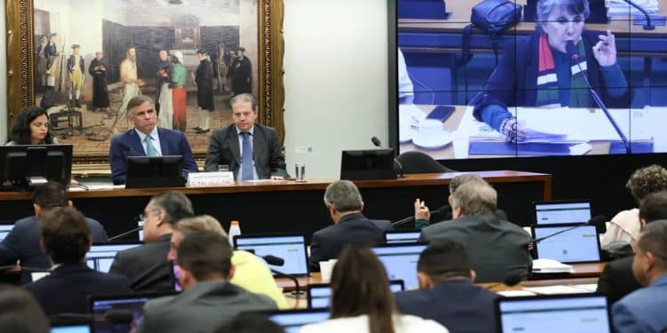 Mesa da CCJ durante a análise do parecer que reduz a maioridade penal para 16 anos na Câmara