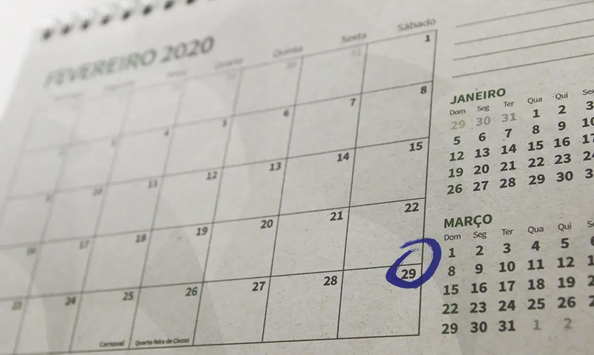 Calendário de fevereiro de 2020 com o dia 29 circulado em azul, marcando o dia extra do ano bissexto