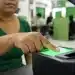 Pessoa realizando coleta de impressão digital em estação de biometria para emissão da nova Carteira de Identidade.