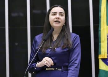 Deputada Franciane Bayer discursa na tribuna da Câmara dos Deputados durante votação do projeto que proíbe cobrança de taxa extra para alunos com dislexia e TDAH