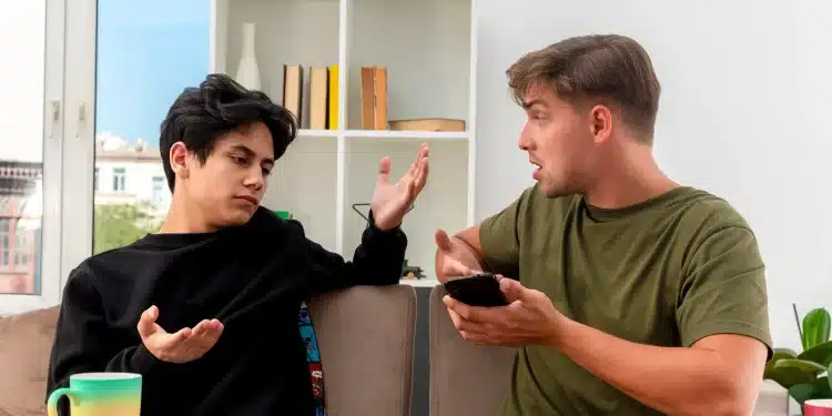 Dois jovens conversam em clima de tensão, representando atitudes passivo-agressivas e dificuldade de comunicação.