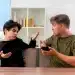 Dois jovens conversam em clima de tensão, representando atitudes passivo-agressivas e dificuldade de comunicação.