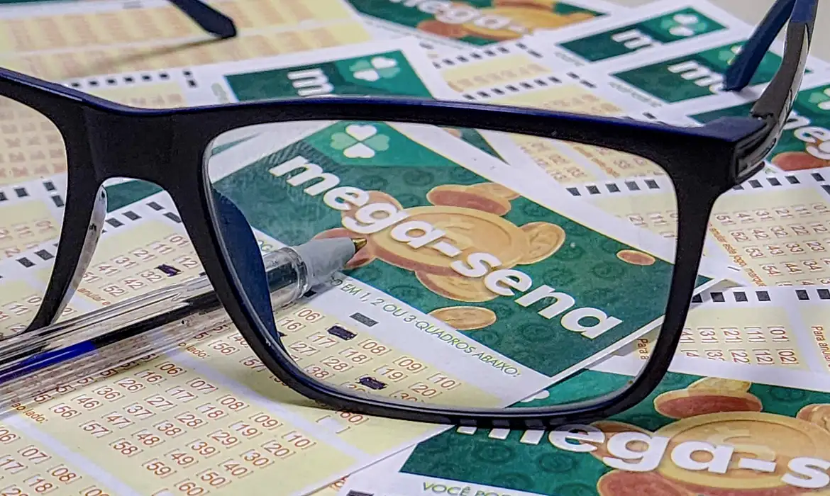 Volantes da Mega-Sena acumulada, com aposta mínima de R$ 6 para o sorteio de sábado
