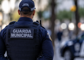 Guarda municipal fardado representa concurso da Guarda Municipal de Santa Maria de Jetibá ES 2026 com 50 vagas.