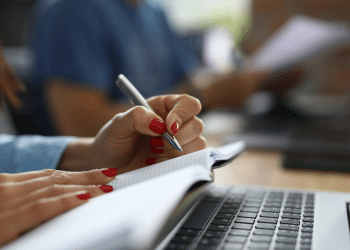 Pessoa fazendo anotações sobre concurso público em Boa Esperança do Iguaçu PR.