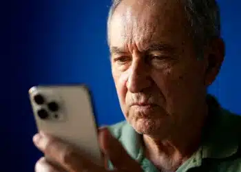Beneficiário do BPC observa mensagem no celular sobre agendamento confirmado pelo WhatsApp oficial do Governo do Brasil.