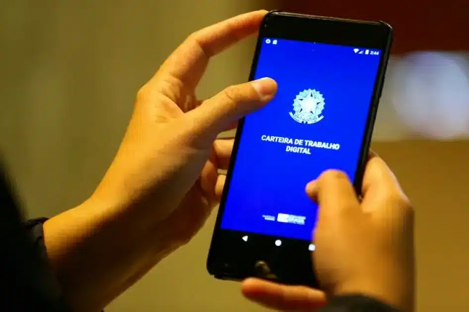 Pessoa acessando a Carteira de Trabalho Digital pelo celular para consultar o Abono Salarial PIS/Pasep