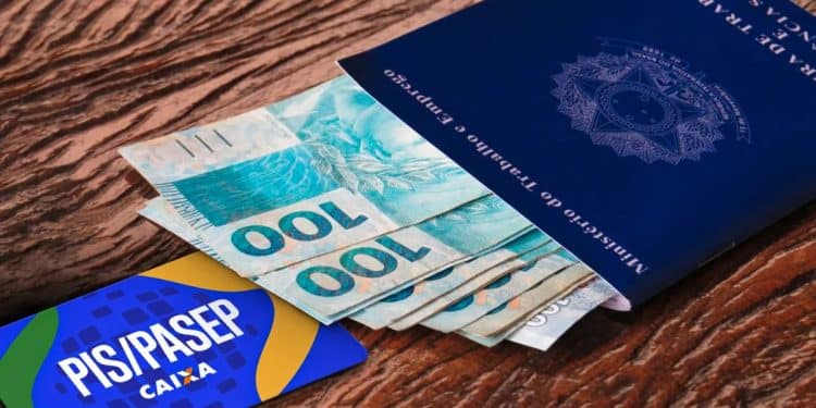 Carteira de Trabalho azul ao lado de cédulas de R$ 100 e cartão PIS/PASEP da Caixa, representando a consulta do Abono Salarial do quinto grupo