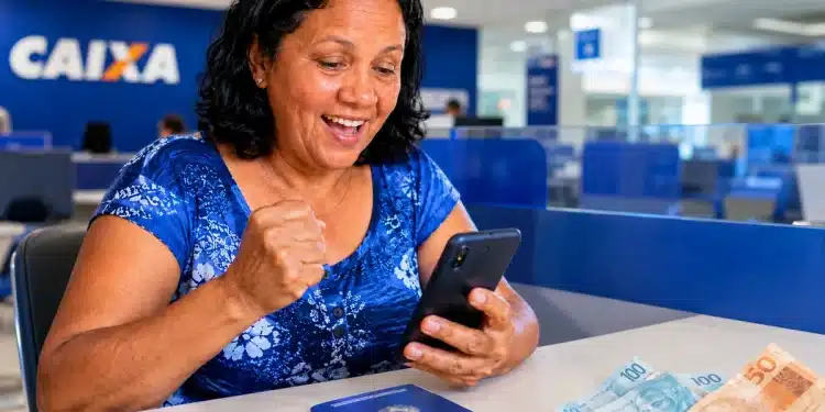 Mulher consultando no celular se tem valores do PIS/PASEP de 1971 a 1988 para sacar