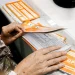 Pessoa organiza documentos do INSS para verificar contribuições previdenciárias em atraso.
