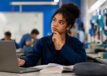 Jovem estudante pensativa, avaliando a escolha entre curso técnico ou tecnólogo.