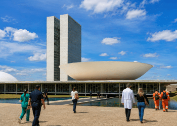 Profissionais de diferentes categorias caminham em direção ao prédio do Congresso Nacional