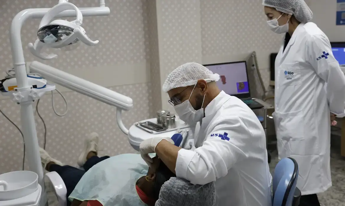 Atendimento odontológico ilustra proposta que eleva piso salarial de médicos e dentistas.