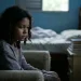 Criança sentada sozinha em um ambiente escuro, representando sinais de depressão infantil que podem passar despercebidos pelos pais.