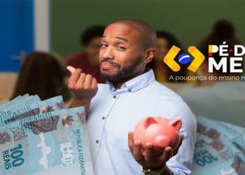 Homem segura um cofre em formato de porquinho e cédulas de R$ 100 ao lado do logo do Pé-de-Meia, em referência ao desbloqueio de R$ 1.000 para concluintes de 2025 entre 30 de junho e 3 de julho.