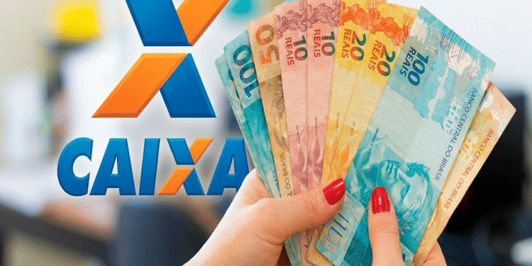 Mão feminina com unhas vermelhas segurando notas de R$ 50, R$ 10, R$ 20 e R$ 100 ao lado do logo da Caixa, simbolizando o último desbloqueio do valor de R$ 1.000 em 2026.