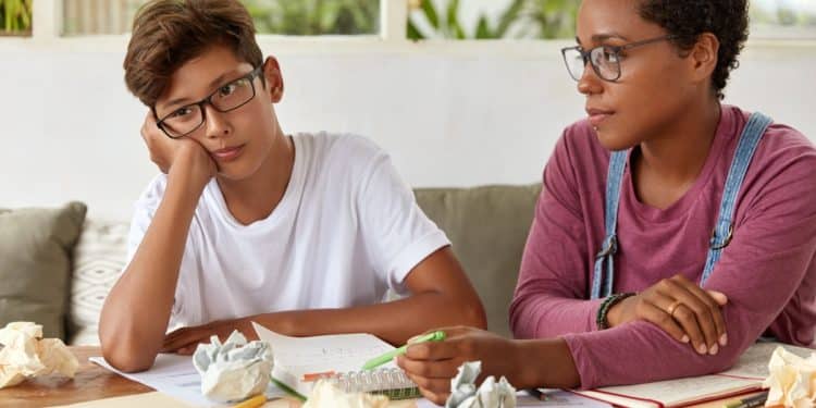 Adolescente recebe acompanhamento durante os estudos em contexto de avaliação do TDAH