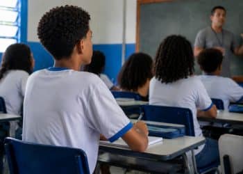 Estudantes do ensino fundamental e médio em sala de aula, etapa em que o projeto quer incluir a educação tributária como matéria obrigatória