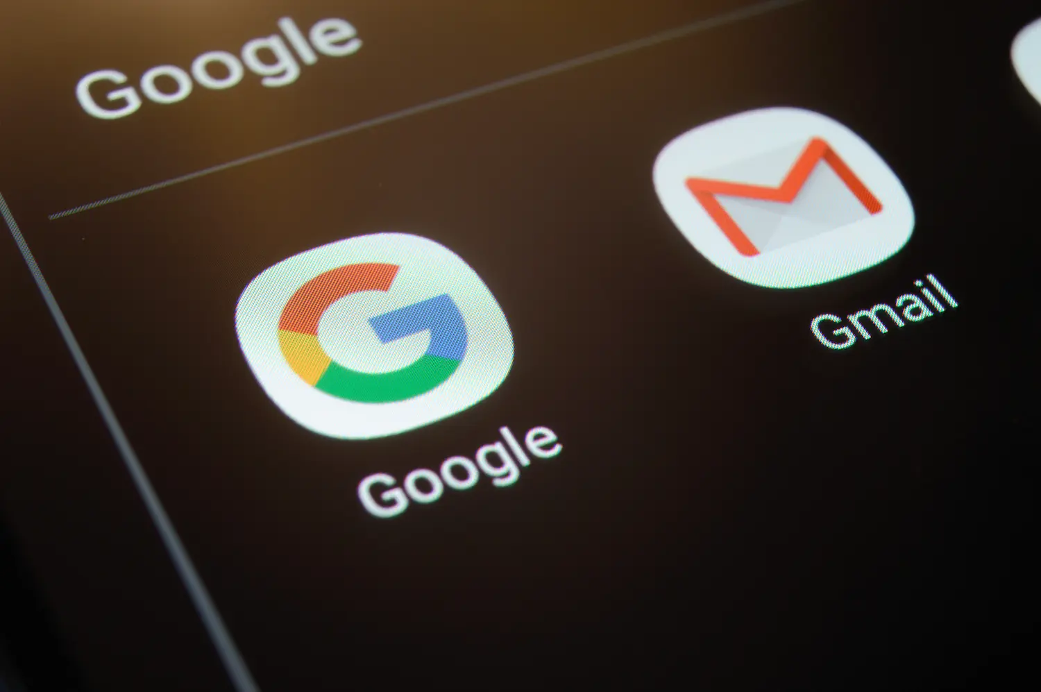 Ícones do Google e Gmail exibidos em tela de dispositivo, ilustrando serviços integrados da conta Google.