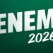 Mão escrevendo “ENEM 2026” em um quadro verde, ilustrando o prazo para pagamento da taxa de inscrição até 10 de junho.
