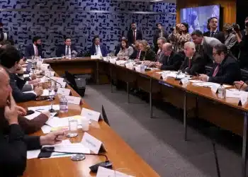 Reunião com parlamentares e representantes do governo sobre o projeto da escala de trabalho na Câmara.