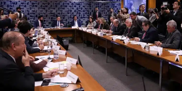 Reunião com parlamentares e representantes do governo sobre o projeto da escala de trabalho na Câmara.