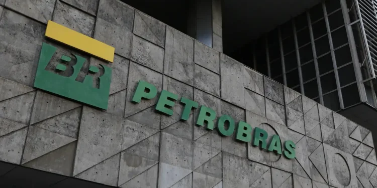 Fachada da Petrobras com o logotipo BR, em referência ao Programa de Estágio 2026 com 150 vagas e bolsa de R$ 1.825