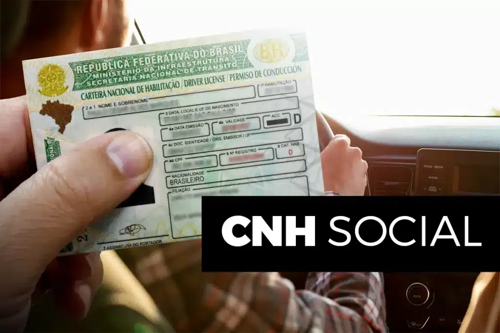 Mão segurando a Carteira Nacional de Habilitação, representando as etapas de aulas e provas para obtenção da carteira de habilitação por meio do Programa CNH Social.