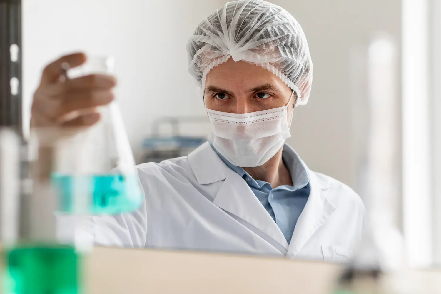 Farmacêutico toxicologista analisa substância em laboratório, representando uma das áreas com melhores salários na profissão farmacêutica.