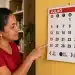 Mulher aponta para calendário de julho de 2026 destacando datas de feriados em cinco estados brasileiros
