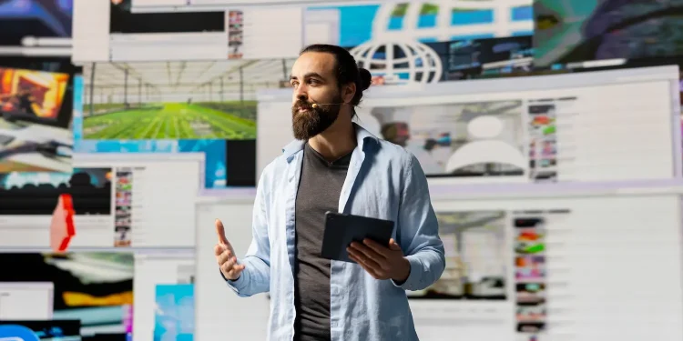 Profissional de tecnologia e marketing digital em apresentação sobre tendências do mercado em ambiente com múltiplas telas.