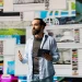 Profissional de tecnologia e marketing digital em apresentação sobre tendências do mercado em ambiente com múltiplas telas.