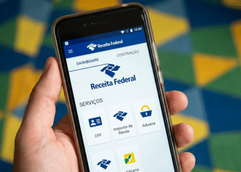 Celular exibe o aplicativo da Receita Federal usado para consultar a restituição do Imposto de Renda 2026